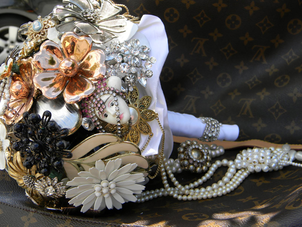 Vintage Brooch Bouquet Alternative Wedding Bouquet DIY wedding ideas