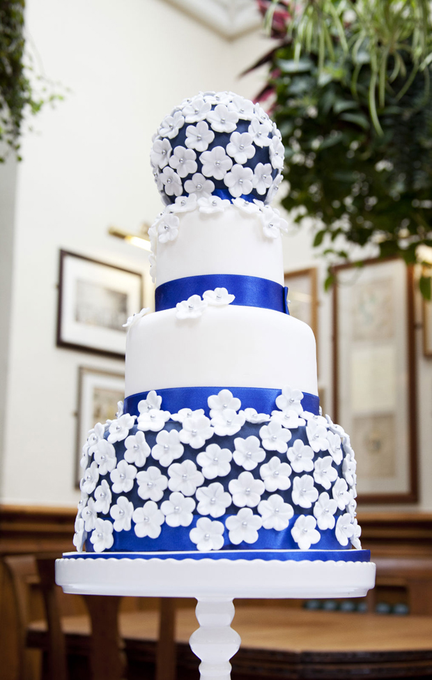 wedding cake cakes by beth blue and white flowers 3 tier